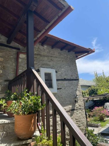 Ein Garten an der Unterkunft Archontiko Iatridis