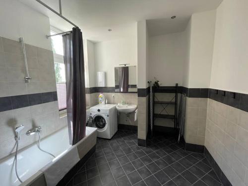 Ett badrum på LUCKY STAYS LS08 - 2 Zimmer - Luxus - Zentrum - große Küche - Aufzug - Smart-TV