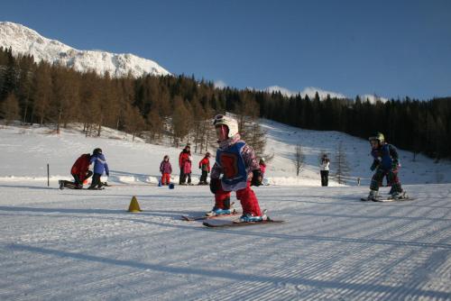a group of people skiing down a snow covered slope at Ski- und Wanderparadies Brunnalm - Hohe Veitsch 