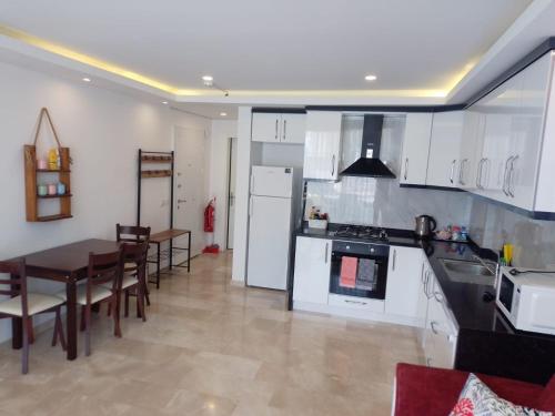 A kitchen or kitchenette at Stone House Aparts 1 plus 1 mit Poolterrasse Kalkan No 1