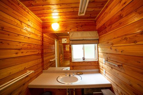 Koupelna v ubytování 鳥の街77号北軽井沢#木の香りに包まれる癒しの木House#吹き抜けのある貸切別荘#BBQ#ダーツ#カラOK#大画面プロジェクター#駐車可