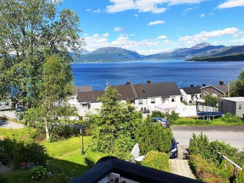 a house with a view of a lake and mountains at Høy standard. Mye for pengene. Gratis velkomstgave in Narvik