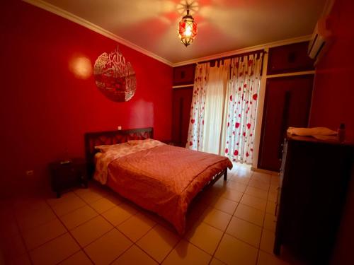 ein Schlafzimmer mit einem Bett in einem roten Zimmer in der Unterkunft Villa Ory in Agadir