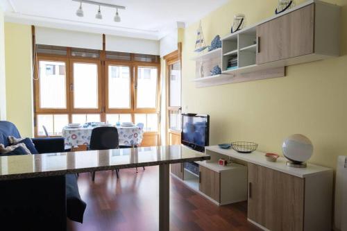 sala de estar con mesa y sala de estar en Precioso piso en San Ciprián, en San Ciprián