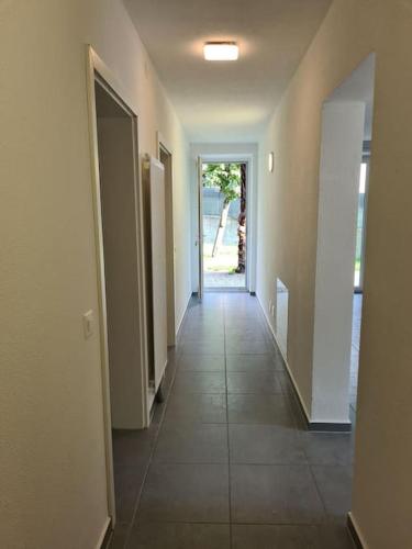 an empty hallway of a house with a hallwayngthngthngthngthngthngthngth at Gartenwohnung im Zentrum von Vira/Gamborogno in Vira