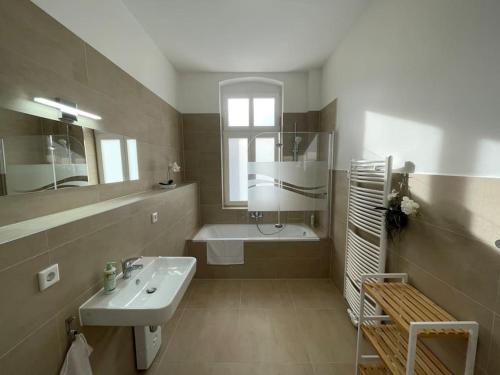 a bathroom with a sink and a bath tub at LUCKY STAYS LS10 - Vollausstattung - Zentrum - Aufzug - große Küche - 2 Zimmer - Smart-TV in Magdeburg