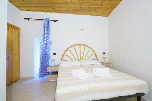 a bedroom with a large bed and a wooden ceiling at Ca Torre in Riomaggiore