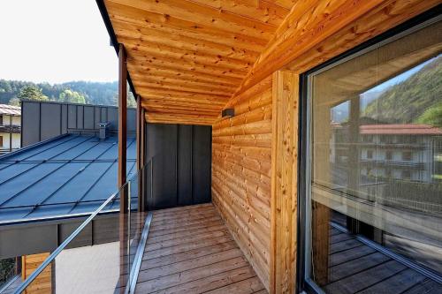 Un balcón o terraza en Lux Domotic Apt-Chalet Dolomites