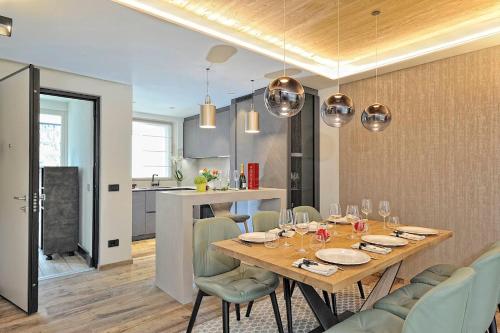 Una cocina o cocineta en Lux Domotic Apt-Chalet Dolomites
