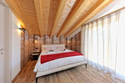 Una cama o camas en una habitación de Lux Domotic Apt-Chalet Dolomites