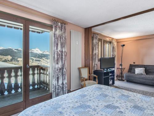ein Schlafzimmer mit einem Bett und einem großen Fenster in der Unterkunft Appartement Megève, 4 pièces, 6 personnes - FR-1-453-17 in Megève