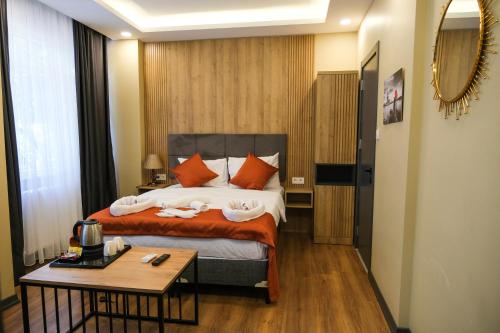 Habitación de hotel con cama y mesa en hotel La Vitrine, en Estambul