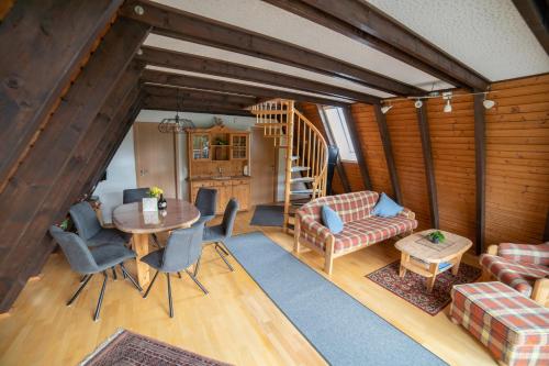 vista sul soffitto di un soggiorno con tavolo e sedie di Ferienhaus Rhön-Auszeit a Bischofsheim an der Rhön