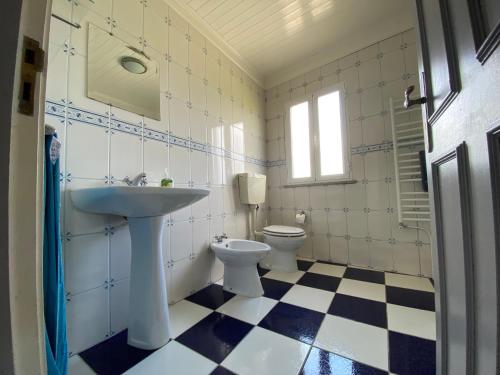 a bathroom with a sink and a toilet at Vila Feliz 