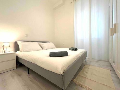 uma cama grande num quarto com uma janela em [Ospedale Maggiore] - Dimora Zen em Trieste