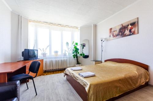 um quarto com uma cama, uma secretária e uma televisão em HOSTEL 95 em Kiev