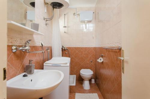 y baño con lavabo blanco y aseo. en Dream Apartment Solitudo, en Dubrovnik