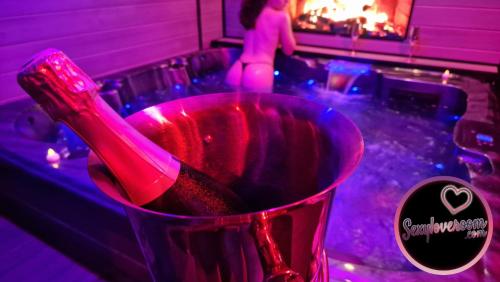 un seau rouge avec une brosse rose dedans dans l'établissement Loveroom Sexyloveroom, à Rivesaltes