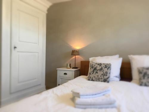 MéthamisにあるEntre Vignes et Collinesのベッドルーム1室(白いベッド1台、タオル付)