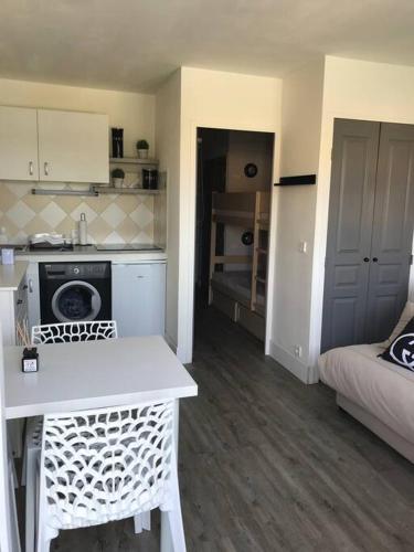 une pièce avec une cuisine et un salon dans l'établissement Les Issambres Superbe studio avec terrasse, à Roquebrune-sur Argens