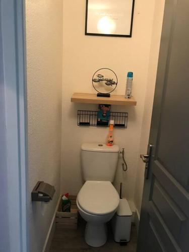 une petite salle de bain avec toilettes et un ventilateur au mur dans l'établissement Les Issambres Superbe studio avec terrasse, à Roquebrune-sur Argens