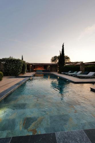 Бассейн в Domaine Pozzo di Mastri hôtel & spa или поблизости