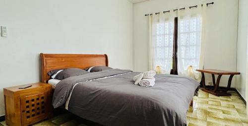 ein Schlafzimmer mit einem Bett mit zwei Handtüchern darauf in der Unterkunft Chez Camille et Alexis in La Plaine des Palmistes