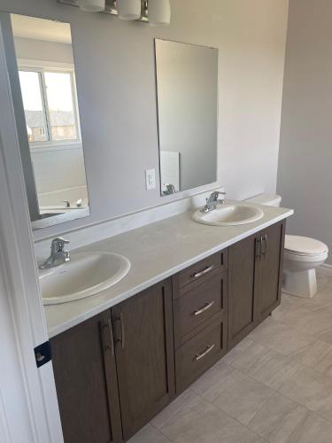 łazienka z 2 umywalkami i lustrem w obiekcie Peaceful Getaway w mieście Norwood