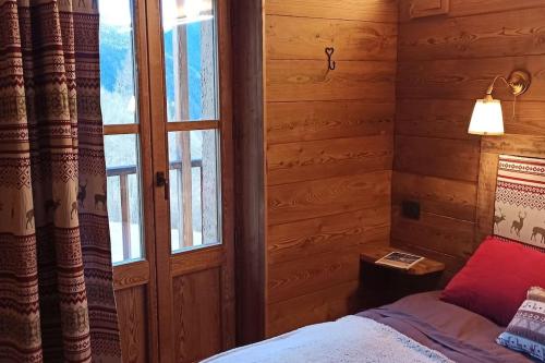 um quarto com uma cama e uma janela em Casa La Talpa Dispettosa em Cesani