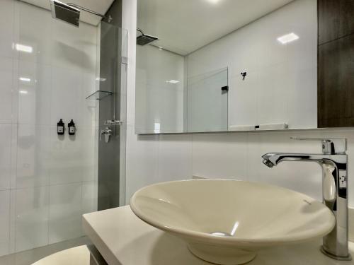 麥德林的住宿－202 El Poblado! City View Terrace，白色的浴室设有水槽和镜子