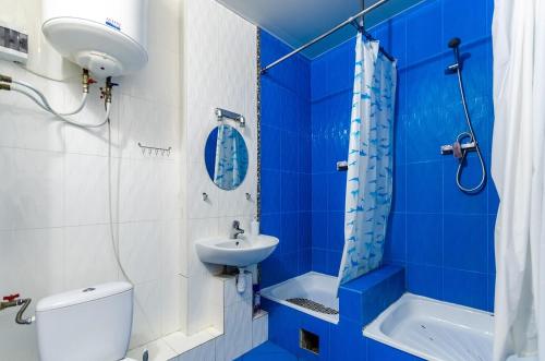 基輔的住宿－HOSTEL 95，蓝色和白色的浴室设有卫生间和水槽