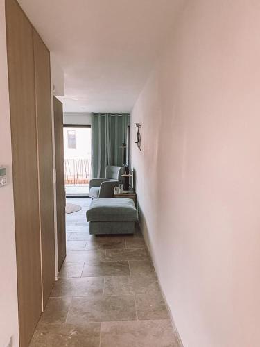un couloir avec un canapé et un salon dans l'établissement FOU DU VENTOUX, à Malaucène