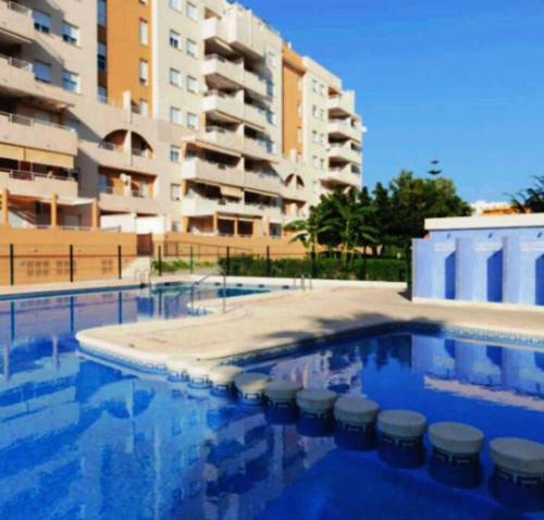 - une piscine en face d'un immeuble dans l'établissement Jardines de Sinia, à Los Mártires