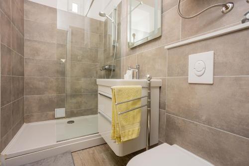 bagno con doccia, lavandino e servizi igienici di Soba sa kupaonicom a Solin (Salona)