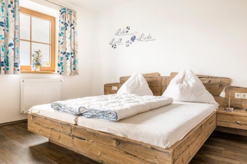 een slaapkamer met een houten bed en een raam bij Ferienhaus Krametergut in Sankt Michael im Lungau