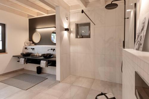 y baño con ducha y lavamanos. en LOFT19 Neu Design Luxus Maisonette Balkon für 2 Personen, en Traben-Trarbach