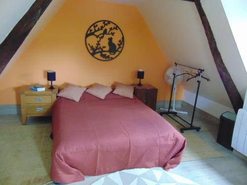 Un dormitorio con una cama con un edredón rosa. en La Vesiniere/BelleFleur gite, 