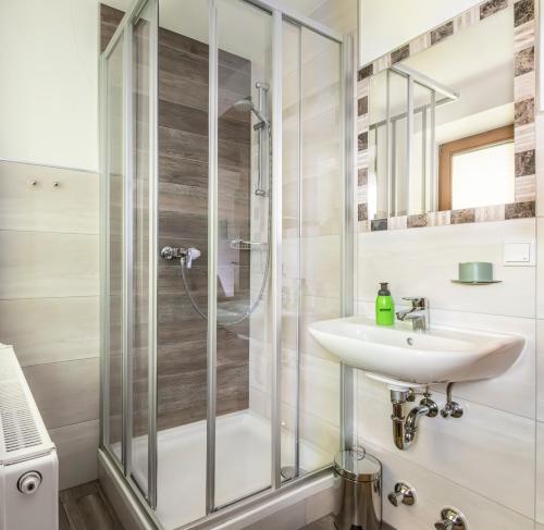 een badkamer met een douche en een wastafel bij Ferienhaus Krametergut in Sankt Michael im Lungau
