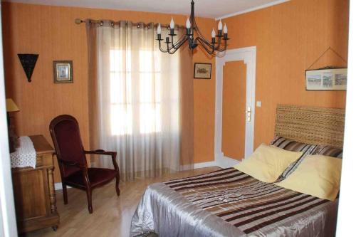 une chambre avec un lit, une chaise et une fenêtre dans l'établissement Gite le Mont Blanc, à Le Mesnil-sur-Oger