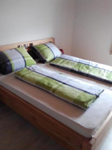 two beds sitting next to each other in a room at gemütliche Ferienwohnung in Zandt