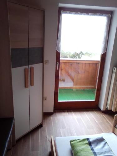 a room with a large window and a bedroom at gemütliche Ferienwohnung in Zandt