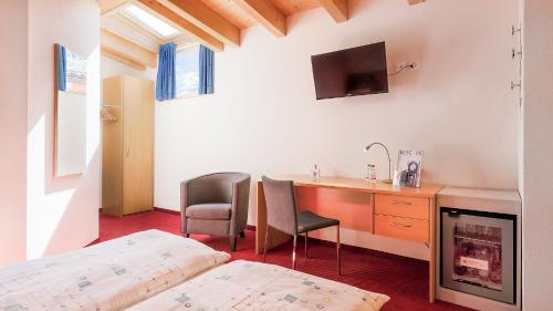 a bedroom with a desk and a bed and a desk at Hotel La Perla in Sant' Antonino (S. Antonino)