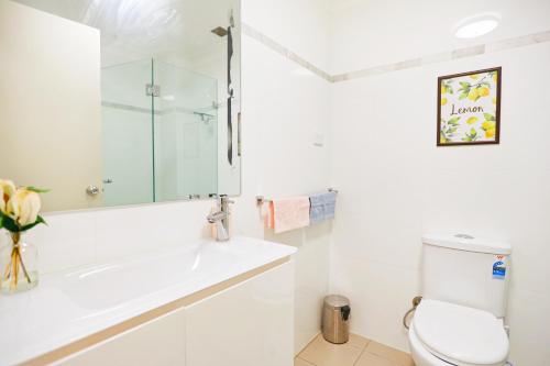 Baño blanco con aseo y lavamanos en Pyrmont 1BR Apt Walking-Darling HarbourCBDStar en Sídney