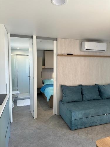 ein Wohnzimmer mit Sofa und ein Schlafzimmer in der Unterkunft Mobile House Hana E8 in Lučica
