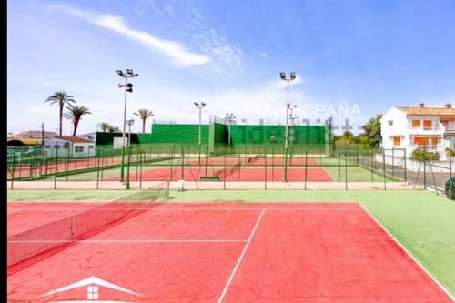 una pista de tenis con dos redes de tenis en Chalet PuigVal 50m de la playa, en Valencia