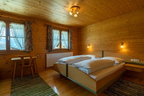 ショペルナウにあるHaus Maria-Theresiaの木造キャビン内のベッドルーム1室(ベッド2台付)