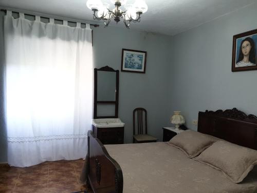 1 dormitorio con cama, espejo y ventana en ANAMAR, en Lugo