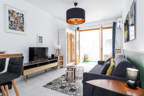 un salon avec un canapé et une télévision dans l'établissement COCOON BEACH Central Proche Mer, à Nice