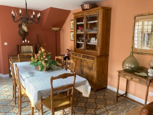 une femme assise à une table dans une salle à manger dans l'établissement Gite le Mont Blanc, à Le Mesnil-sur-Oger