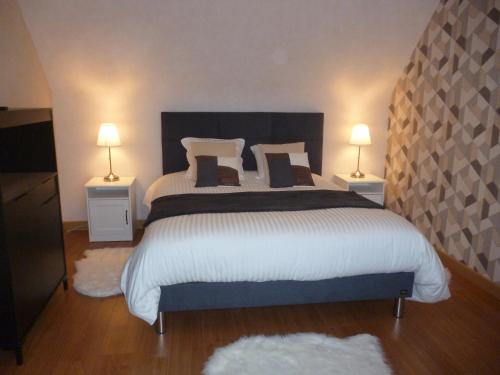 ein Schlafzimmer mit einem großen Bett mit zwei Lampen in der Unterkunft Au gré des marées, 1 chambre. in Hanvec